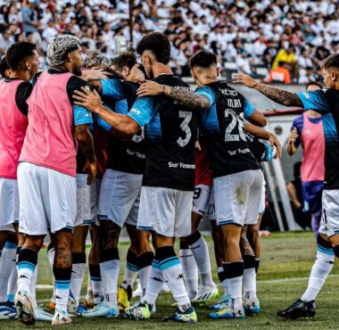 Racing goleó al campeón chileno