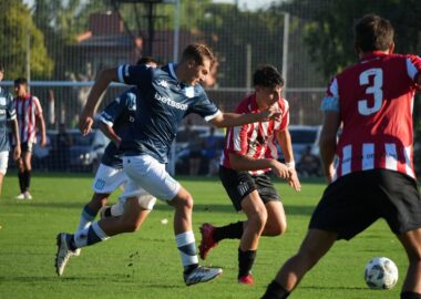 Un gol, una expulsión y una derrota