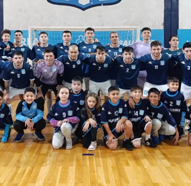 Racing pisa fuerte bajo la lluvia