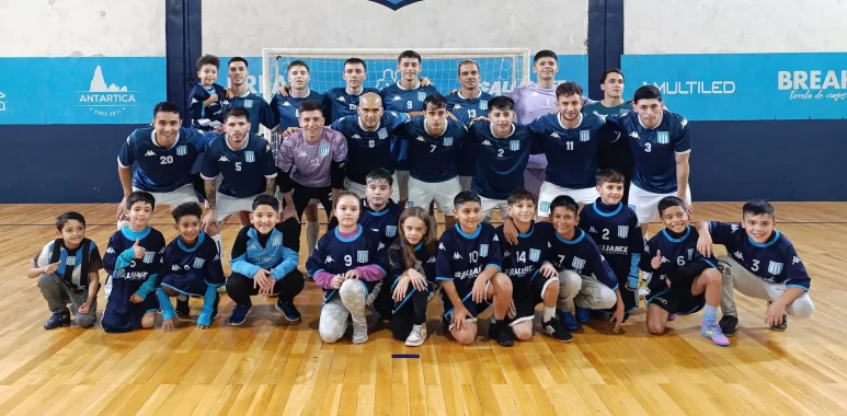 Racing pisa fuerte bajo la lluvia