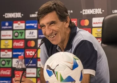 Costas pidió tres o cuatro refuerzos para Racing