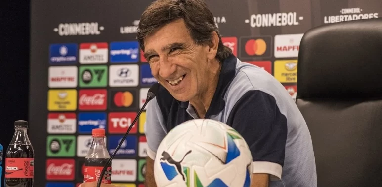 Costas pidió tres o cuatro refuerzos para Racing