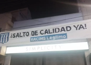 Pasacalles y respuesta del oficialismo, guerra política en Racing
