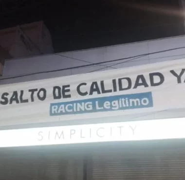 Pasacalles y respuesta del oficialismo, guerra política en Racing