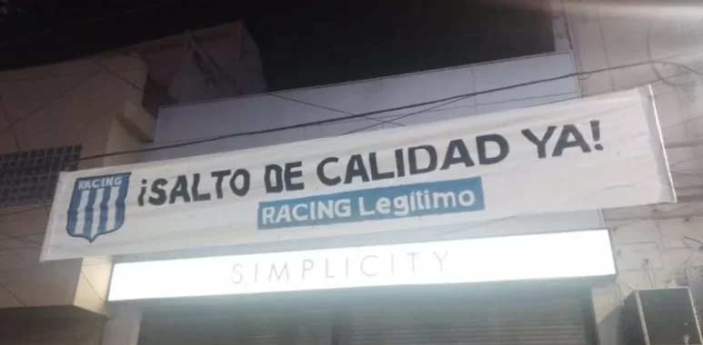 Pasacalles y respuesta del oficialismo, guerra política en Racing