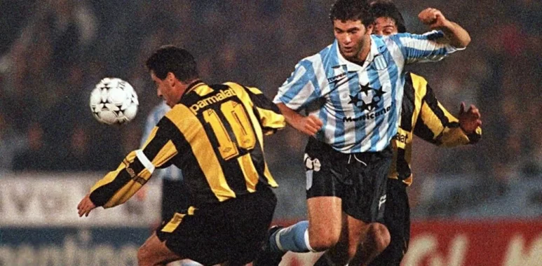 El último enfrentamiento de Racing jugando con Peñarol