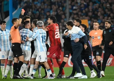 Gustavo Costas, luego de su expulsión en el compromiso entre Racing Club y Barracas Central, disputado el pasado fin de semana por el Torneo Betano de la Liga Profesional. El entrenador de la Academia recibió una fecha de suspensión y una multa económica de $483.000. La sanción, de carácter leve, le permitirá estar nuevamente al frente del equipo desde el banco de suplentes en el próximo encuentro ante Belgrano de Córdoba, por la siguiente jornada del campeonato. Costas fue expulsado por el árbitro del encuentro tras protestar de manera airada una decisión arbitral en los minutos finales del partido. Si bien su accionar fue considerado indebido, el órgano disciplinario resolvió aplicar una pena mínima, en consonancia con antecedentes similares.