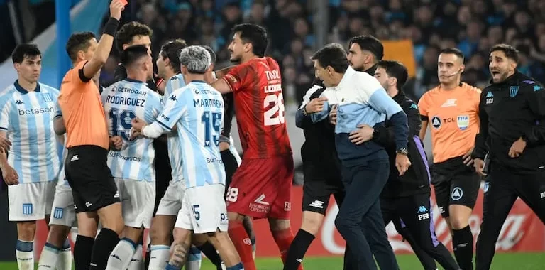 Gustavo Costas, luego de su expulsión en el compromiso entre Racing Club y Barracas Central, disputado el pasado fin de semana por el Torneo Betano de la Liga Profesional. El entrenador de la Academia recibió una fecha de suspensión y una multa económica de $483.000. La sanción, de carácter leve, le permitirá estar nuevamente al frente del equipo desde el banco de suplentes en el próximo encuentro ante Belgrano de Córdoba, por la siguiente jornada del campeonato. Costas fue expulsado por el árbitro del encuentro tras protestar de manera airada una decisión arbitral en los minutos finales del partido. Si bien su accionar fue considerado indebido, el órgano disciplinario resolvió aplicar una pena mínima, en consonancia con antecedentes similares.