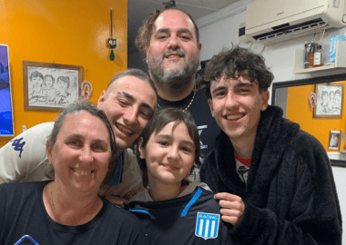 Mia, la paciente oncológico e hincha de Racing que necesita ayuda para su tratamiento