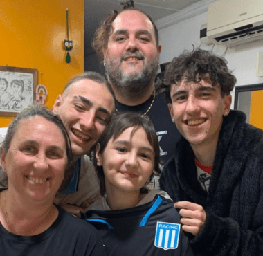 Mia, la paciente oncológico e hincha de Racing que necesita ayuda para su tratamiento