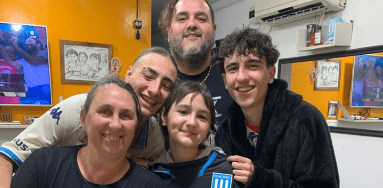 Mia, la paciente oncológico e hincha de Racing que necesita ayuda para su tratamiento