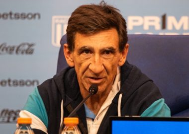 Costas afirmó que el árbitro fue metiendo a Racing en su área