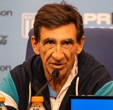 Costas afirmó que el árbitro fue metiendo a Racing en su área