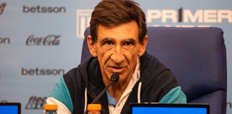 Costas afirmó que el árbitro fue metiendo a Racing en su área