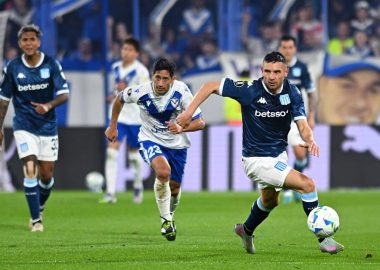 Racing busca sellar el pase a semis ante Vélez en el Cilindro
