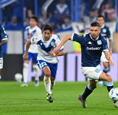 Racing busca sellar el pase a semis ante Vélez en el Cilindro