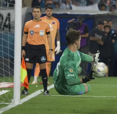 Cambeses, agua bendita y héroe de Racing